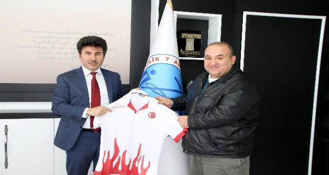 Rektör Karacoşkun’a anlamlı hediye