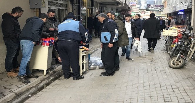 Iğdır’da sokakta kaçak sigara satanlara operasyon