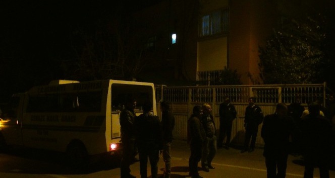 Hırsızlık için girdikleri evde ev sahibini bıçakla öldürdüler