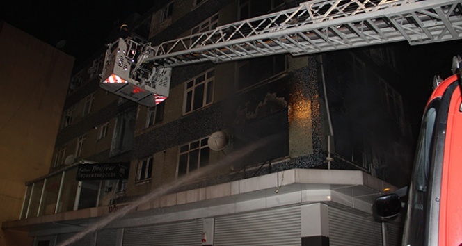 İstanbul&#039;da yangını vatandaş, polis ve itfaiye ekipleri söndürdü