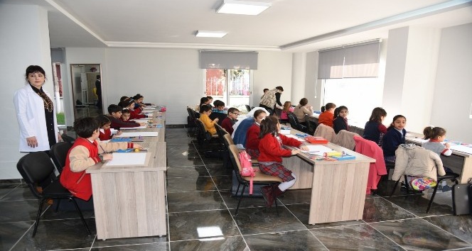 Öğrenciler 7 Ocak Kurtuluş konulu resimlerini kâğıda döktüler