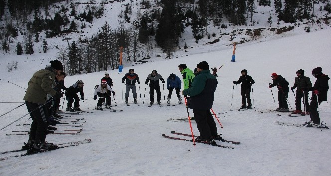 Artvin Atabarı Kayak Merkezi’nde kayak sezonu açıldı