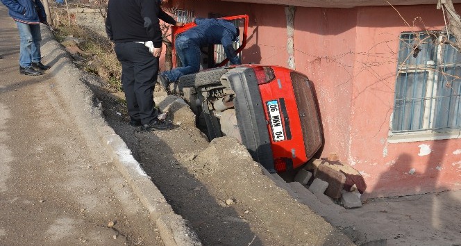 Otomobil evin bahçesine düştü: 1 yaralı