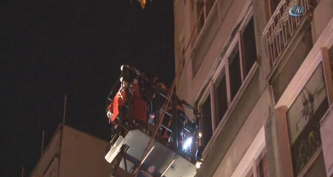 Taksim&#039;de bir binanın çatı katında yangın çıktı
