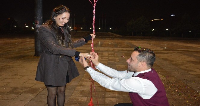 Yeni yıla evlilik teklifi ile girdiler