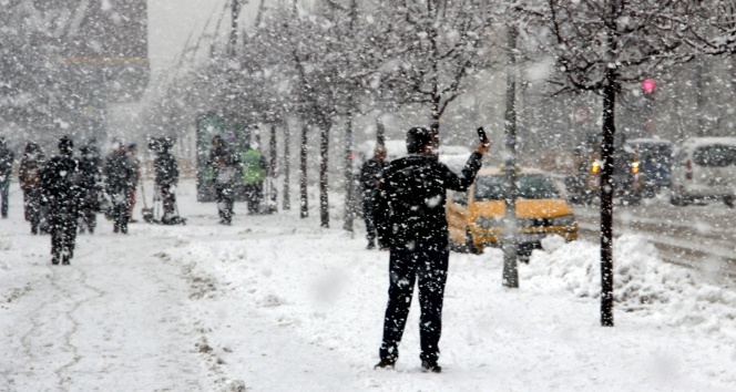 Doğu Anadolu 2018’e kar yağışı altında girdi