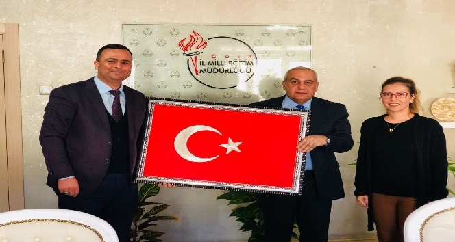 Müdür Aydoğdu’ya Türk bayrağı hediye edildi
