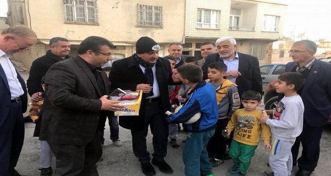 Başkan Kara çocukları sevindirdi