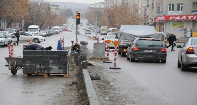 Belediye yol ve kaldırım çalışmalarını aralıksız sürdürüyor
