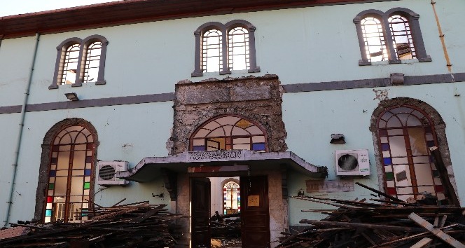 Rize’de tarihi cami parça parça sökülüyor