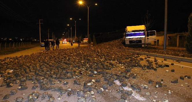 Taksitle satın aldığı tırı devirince hüngür hüngür ağladı