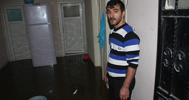 Sultangazi&#039;de 4 evi yağmur suları bastı
