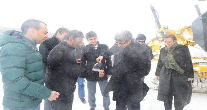 Ardahan Valisi, karla mücadele çalışmalarını yerinde inceledi