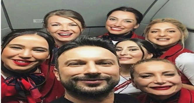 Tarkan’a uçakta yolculardan ve hosteslerden yoğun ilgi