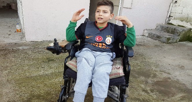 Mert Ali’nin tekerlekli sandalyesinin aküsünü çaldılar