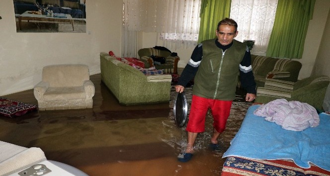 Yozgat’ta sağanak yağmur evi sular altında bıraktı