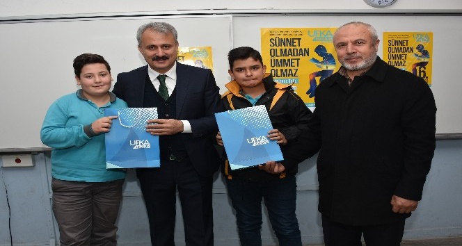 Başkan Sungur’dan öğrencilere ‘Ufka Yolculuk’ kitabı