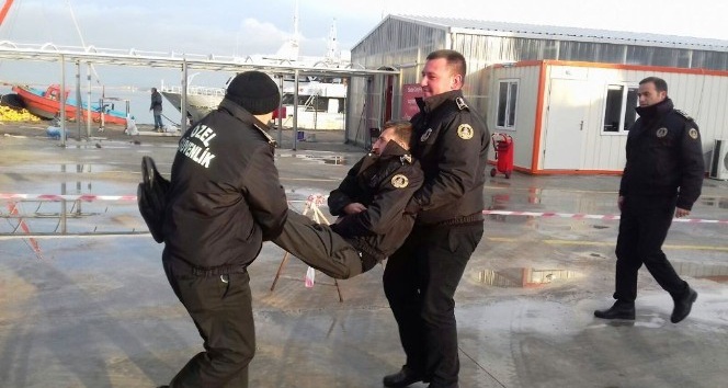 Ayvalık Limanı’ndaki tatbikat gerçeğini aratmadı