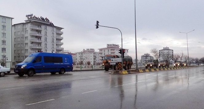 Gaziantep’ten çıkan askeri konvoy, Kilis’e ulaştı