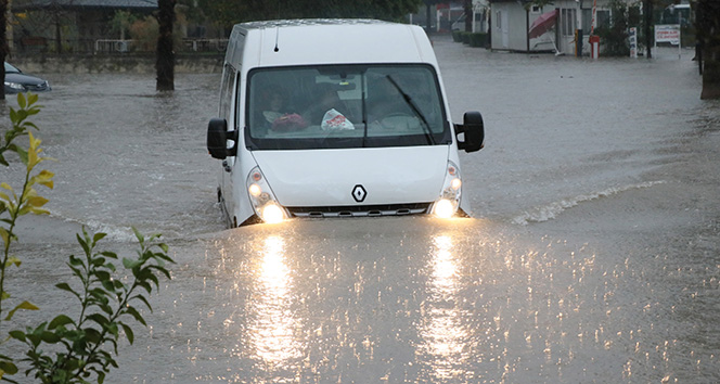 Adana Otogarı&#039;nda araçlar sular altında kaldı