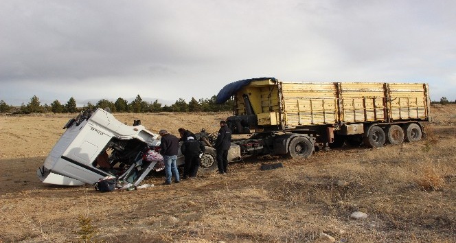 Karaman’da şarampole inen tırın sürücüsü ölümden döndü