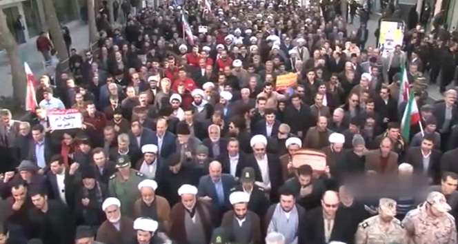 Milyonlarca İranlı devrime bağlılık yürüyüşü gerçekleştirdi