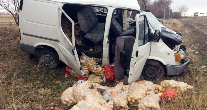 Konya&#039;da minibüs tıra arkadan çarptı: 1 ölü