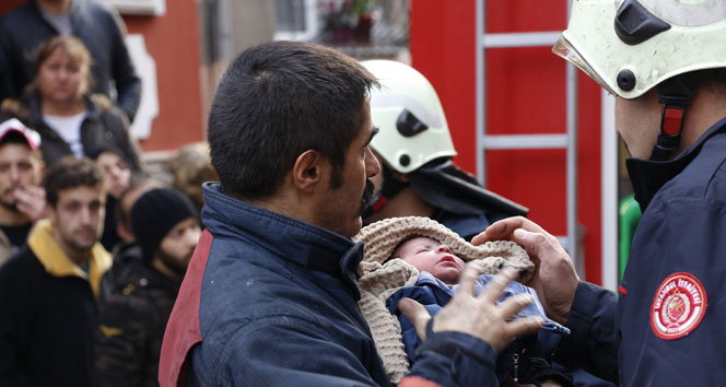Fatih&#039;te yangın! Anne ve çocuğu son anda kurtarıldı