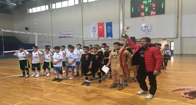 Mini Voleybol Turnuvasının şampiyonu Yavuz Selim Ortaokulu oldu