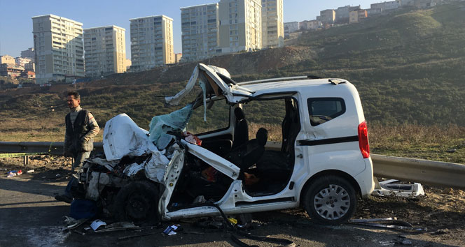 İstanbul&#039;da midibüs ile otomobil çarpıştı: 1 ölü, 4 yaralı