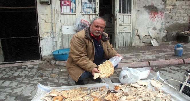 Kuru ekmekler hayvan yemi oluyor