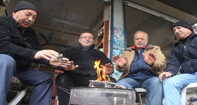 Sabah pazarının esnafı mangalla ısınıyor