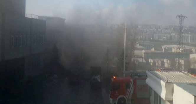 Avcılar&#039;da E-5&#039;i dumana boğan fabrika yangını