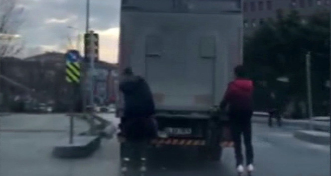 İstanbul’da kamyonun arkasında yapılan tehlikeli yolculuklar kamerada