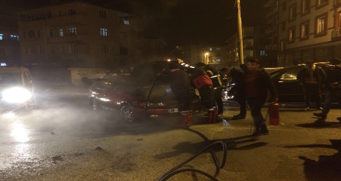 Seyir halindeki otomobil alev aldı