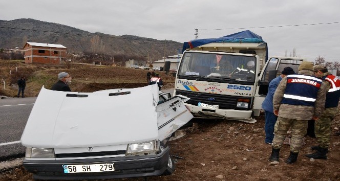 Sivas’ta kamyon ile otomobil çarpıştı: 1 ölü, 1 yaralı