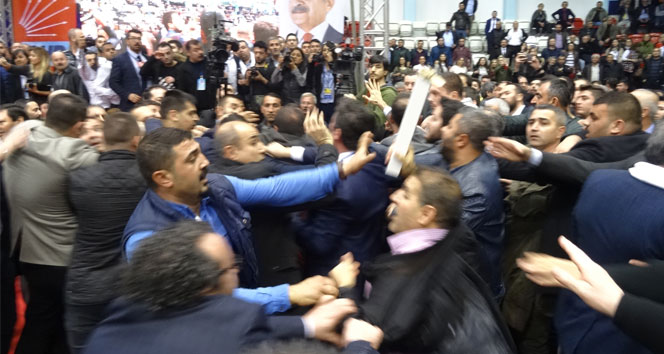 CHP İzmir İl Kongresi&#039;nde kavga