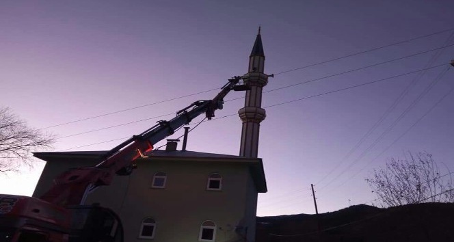 Hoparlörü onarmak için çıktığı minarede kalp krizi geçirip öldü