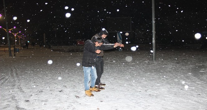 Erzincanlıları kar sokağa döktü