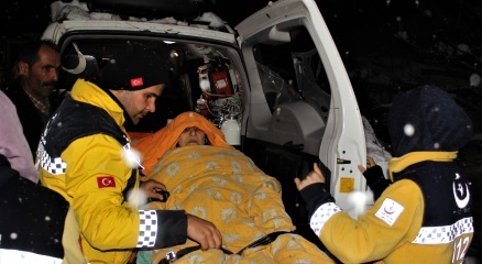 Kapanan yolları aştılar, rahatsızlanan Nazmiye nineye 3 saatte ulaştılar