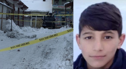 Üzerine düşen kar sebebiyle kepçe altında kalan çocuk toprağa verildi