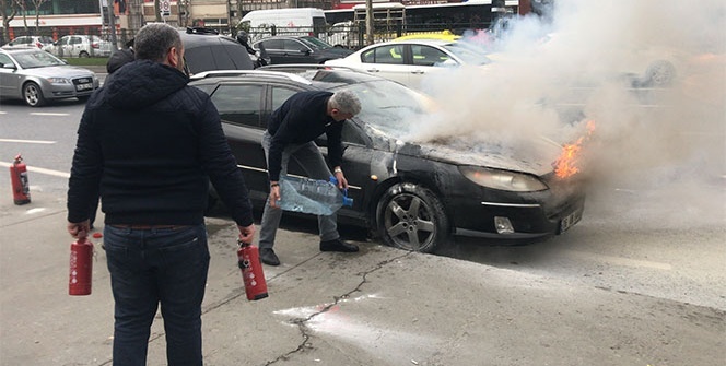Vatandaşların maşrapa, damacana, ve fırça ile yangın söndürme çalışması