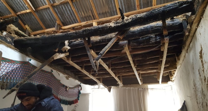 Tutuşan saman çuvallarından çıkan duman 5 kişilik aileyi zehirledi