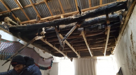 Tutuşan saman çuvallarından çıkan duman 5 kişilik aileyi zehirledi