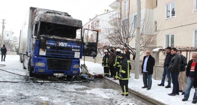 Karaman’da park halindeki tır alev alev yandı