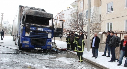 Karaman’da park halindeki tır alev alev yandı