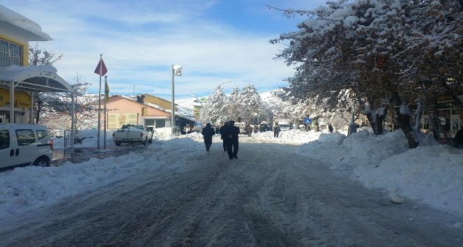 Tunceli’de kar yağışı etkisini sürdürüyor