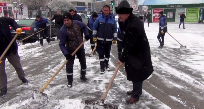 Belediye Başkanı kürekle kar küredi