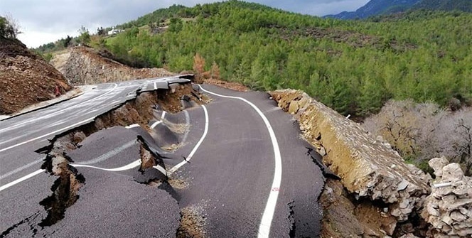 Mersin'de yol çöktü
