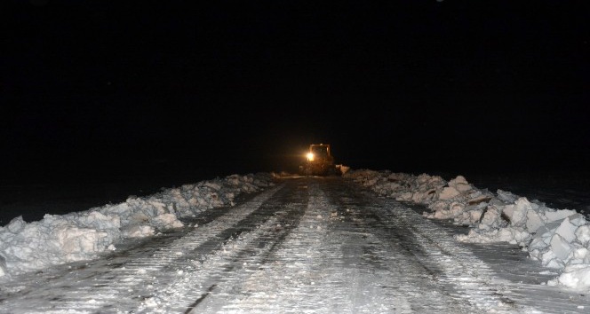 Kardan dolayı yolu kapanan köydeki hasta, 4 saat süren çalışma sonrası kurtarıldı